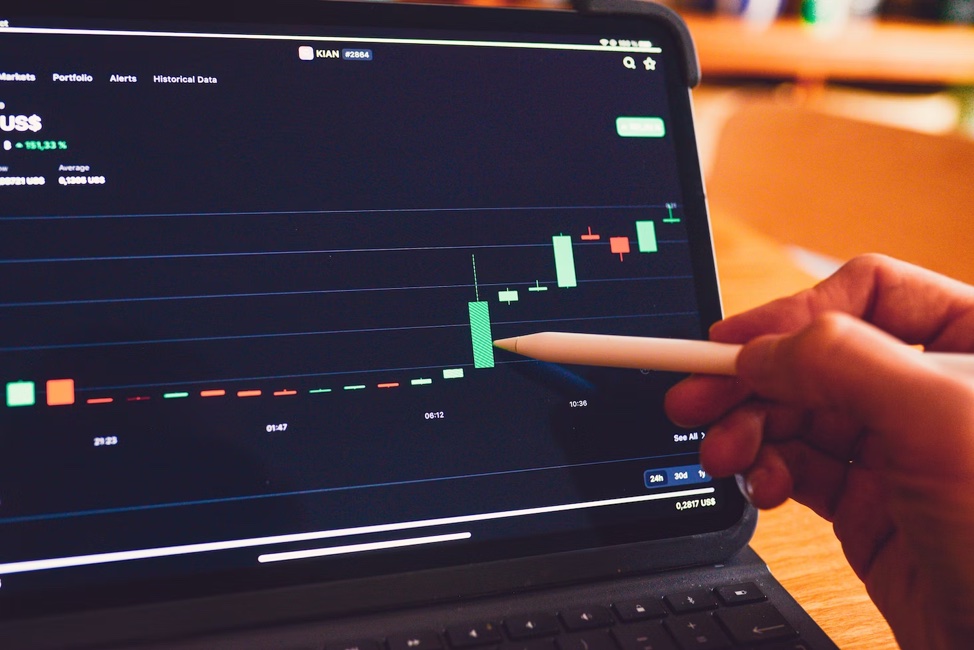 Gyertyadiagram laptopon: Pénzügyi elemzés elemzése Trends és a piaci teljesítmény