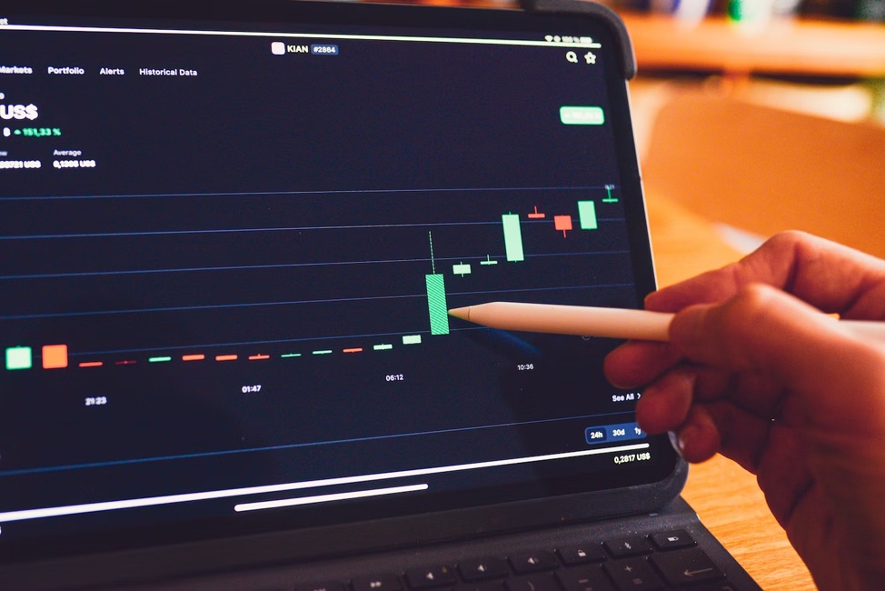 Kaarsgrafiek op laptop: financiële T analyserenrends en marktprestaties